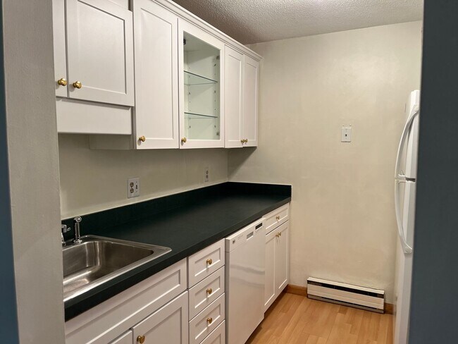 Building Photo - Multi Level One Bedroom Condo Near Blue Ba...