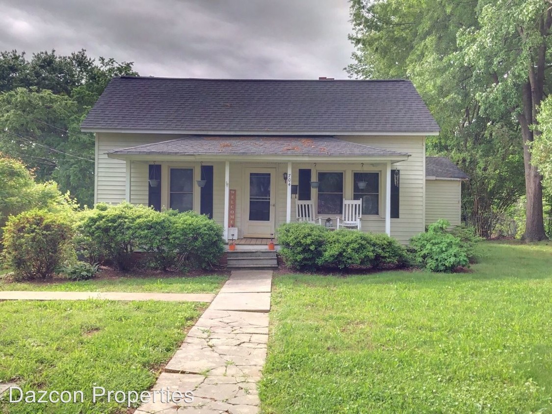 Primary Photo - 704 Smith St