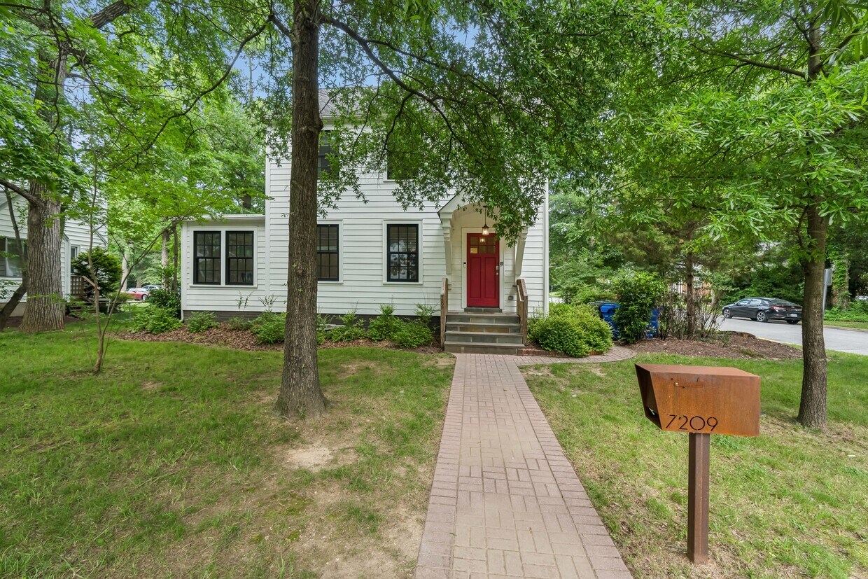 Foto principal - 7209 Dartmouth Ave