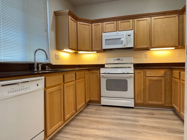 Foto del edificio - Great 3 bed 2.5 bath single family home in Windsor! Brand New Flooring and Paint!