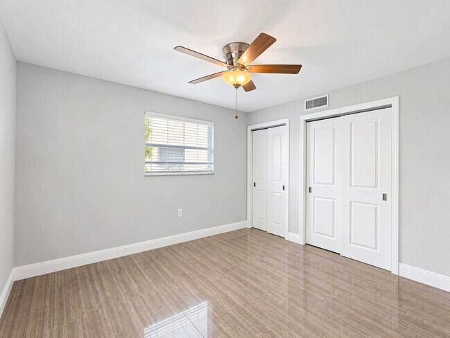 Building Photo - 681 Palm View Dr
