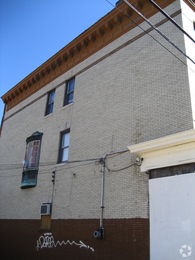 Building Photo - 176 N Main St