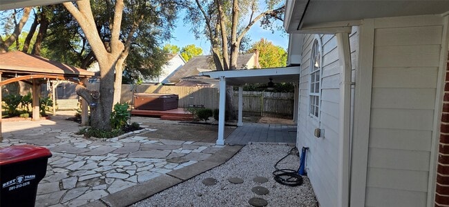 Building Photo - 14810 Charlmont Dr