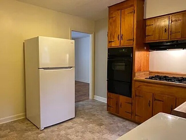 Foto del edificio - A well maintained 3 bedroom 1 bath brick r...