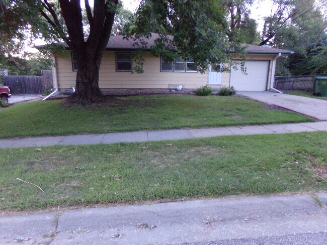 Building Photo - Very Large 4 BR Home Near Holmes Lake