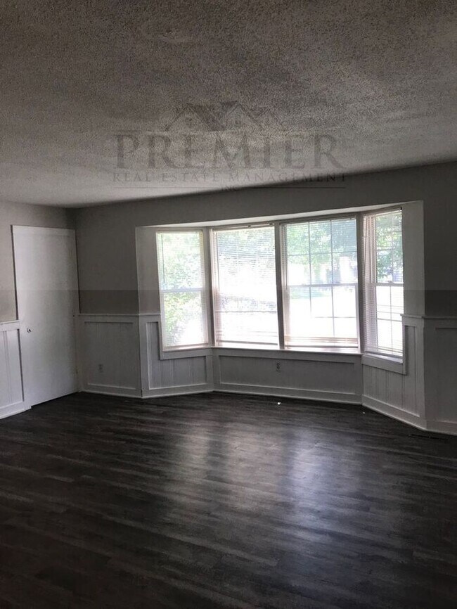 Foto del edificio - Charming 2 BED 1 BATH - NICE UPDATED INTER...