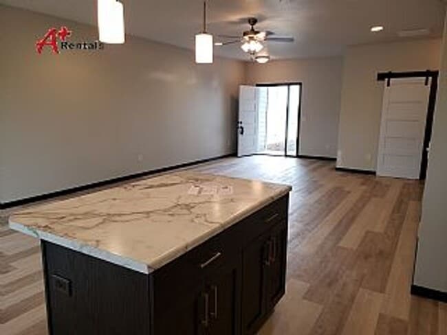 Foto del edificio - Three bedroom two bathroom Twin home w/ triple garage