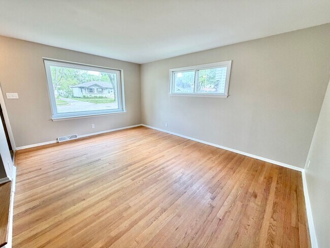 Foto del edificio - 6919-6921 West Brentwood Avenue East