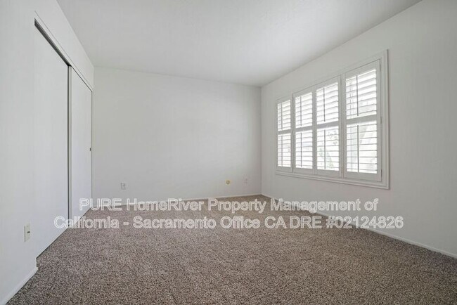 Foto del edificio - 8811 Salmon Falls Dr