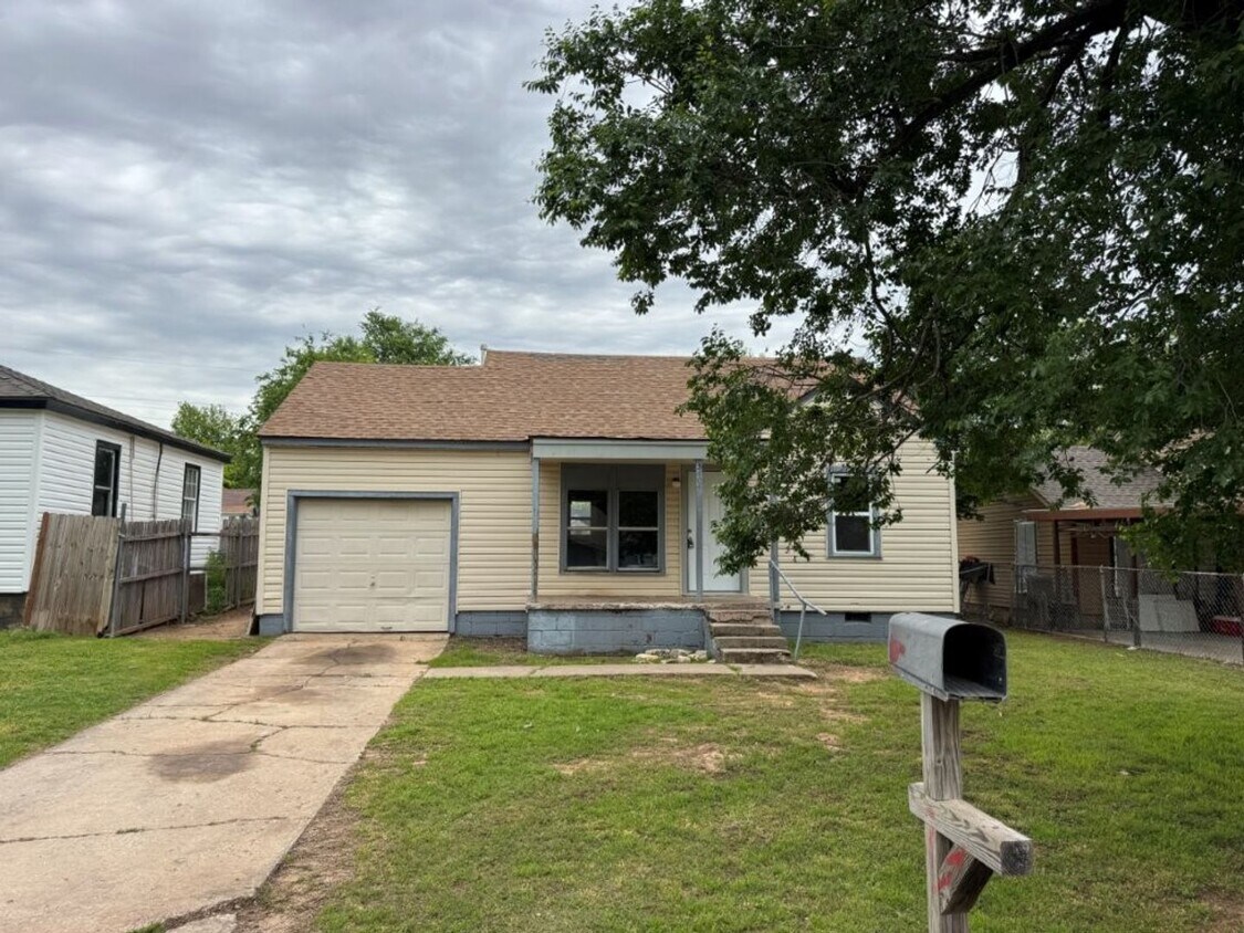 Foto principal - 2 bed 1 bath in OKC! New paint and ready f...