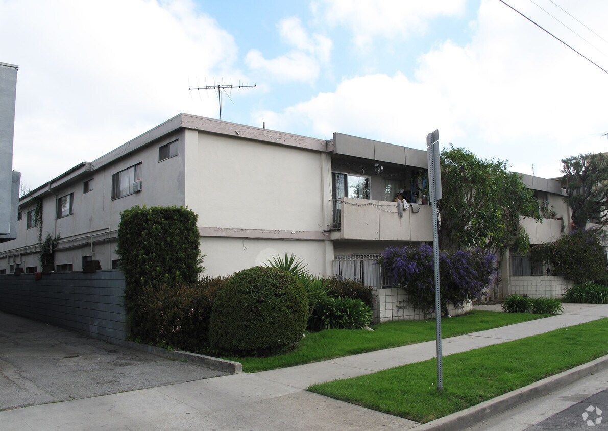 Primary Photo - 13555 Victory Blvd
