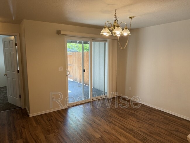 Building Photo - 1343 Golden Park Dr