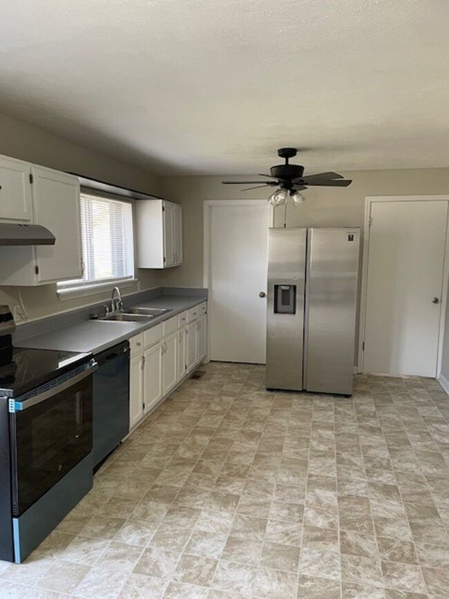 Building Photo - SINGLE FAMILY HOME