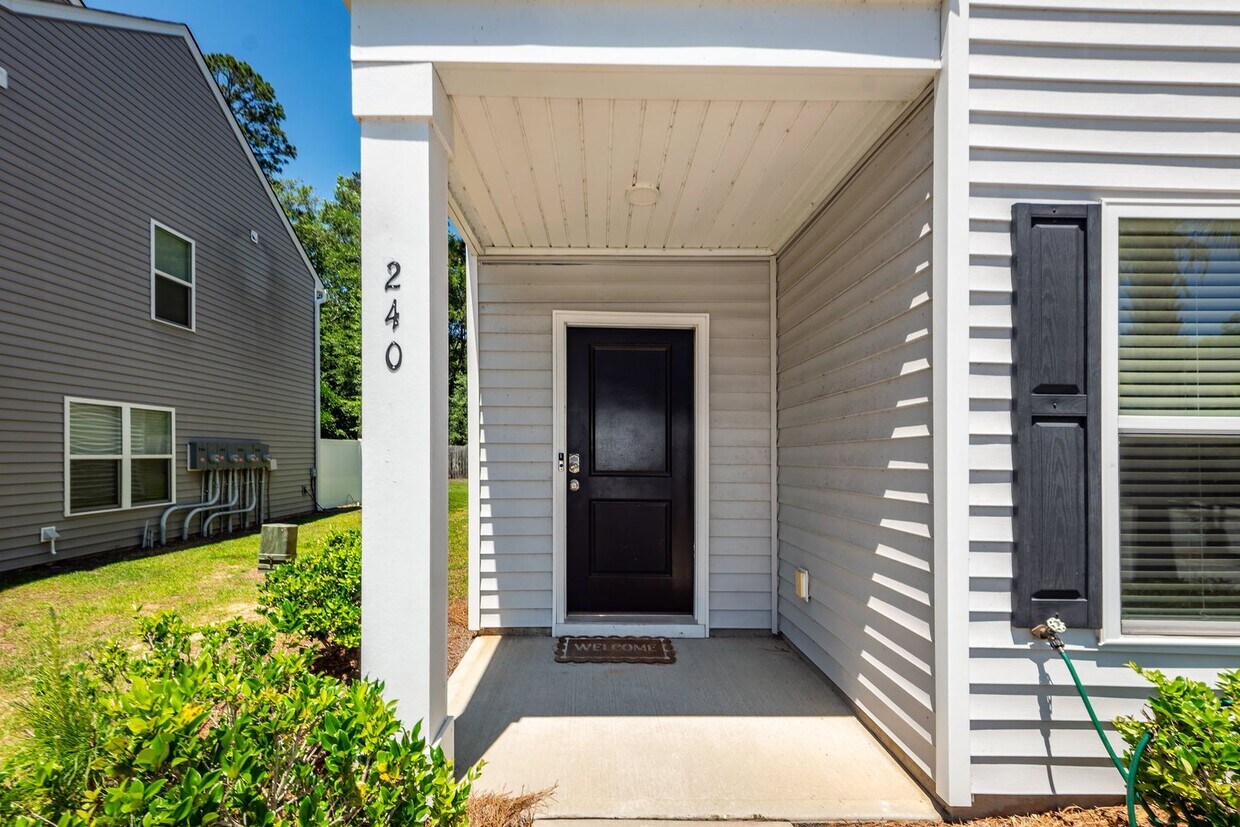 Foto principal - 4 Bedroom 3 Bath Single Family Home Shady ...