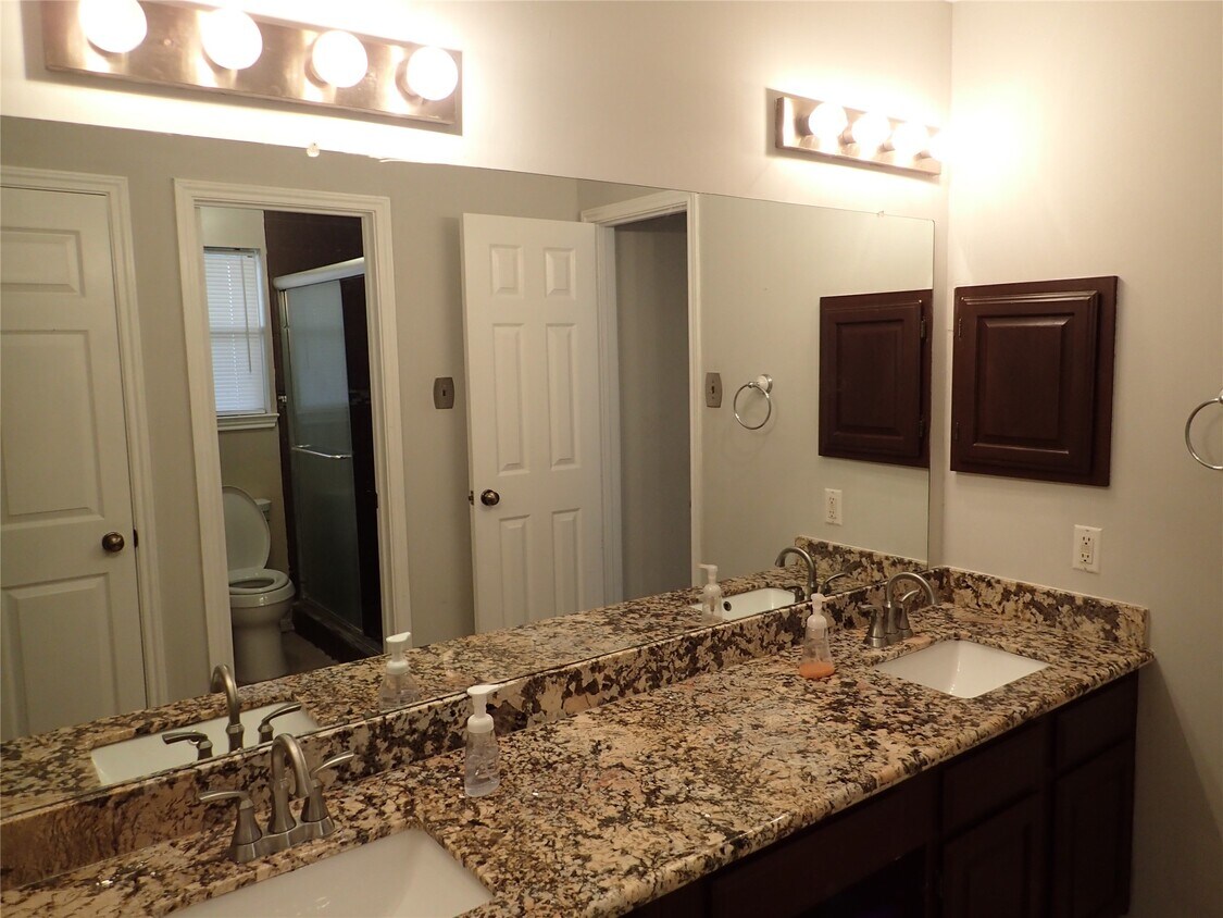 Foto del edificio - 2130 Greencove Ln