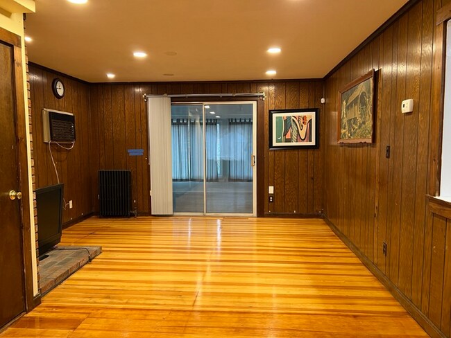Building Photo - 71 Bonney St