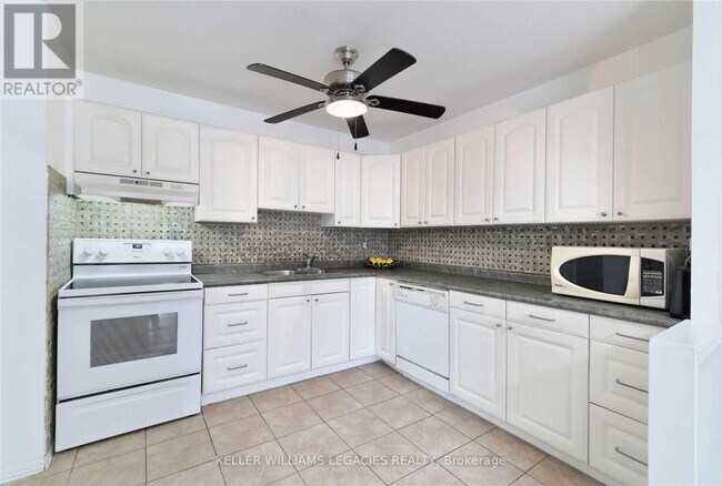 Photo du bâtiment - 1016 Falgarwood Dr