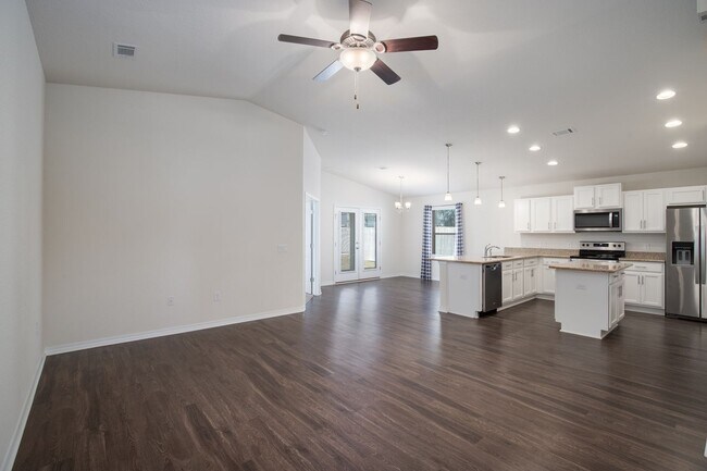 Building Photo - Corner Lot & Fenced 4/2 Ready for Move In!...