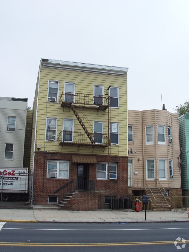 Building Photo - 614 Kennedy Blvd