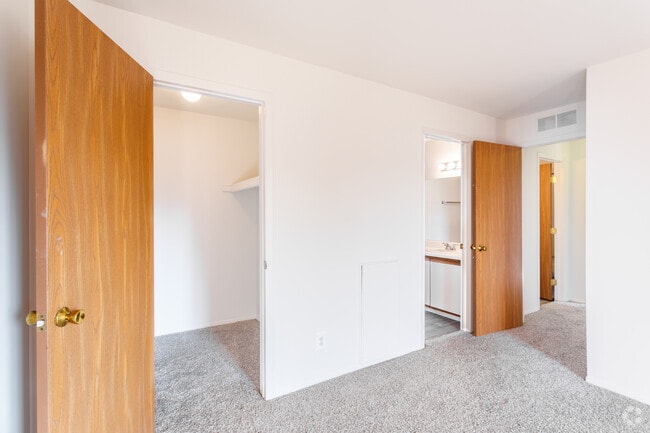 2 BR, 2 BA - 985 SF - Cambridge Club