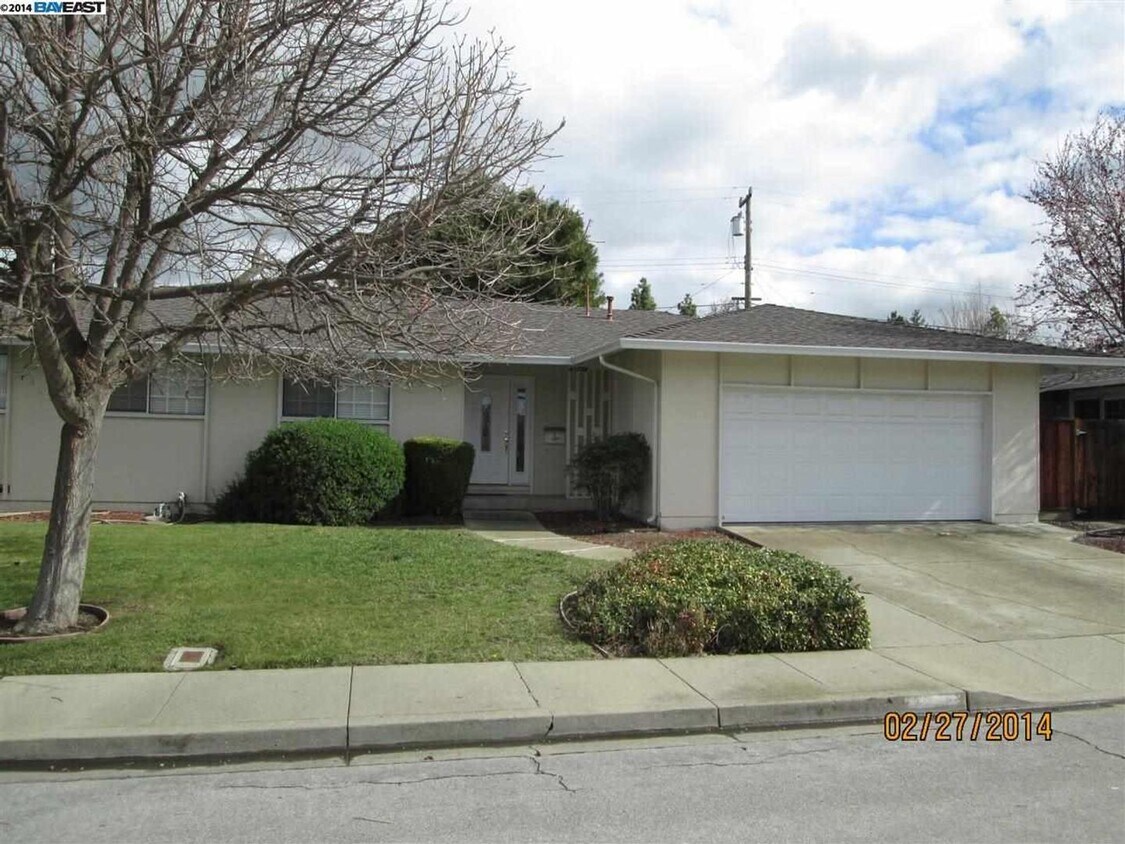 Foto principal - Spacious 4 bed 2 bath home in Fremont. Exc...