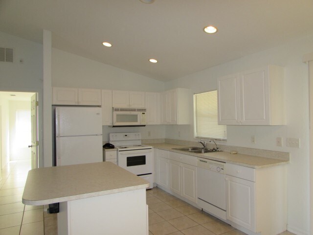 Building Photo - 1238 Denver St E