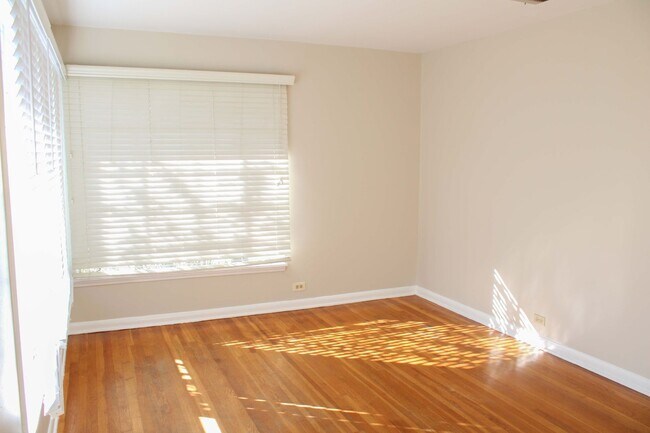 Building Photo - 3 BEDROOM WILSHIRE
