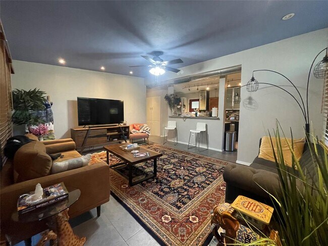 Foto del edificio - 703 W Crestland Dr