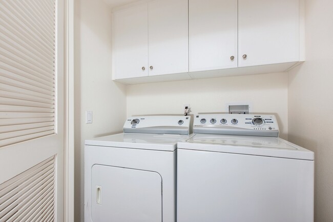Building Photo - ***LIGHT & BRIGHT END UNIT PARK LIKE SETTI...