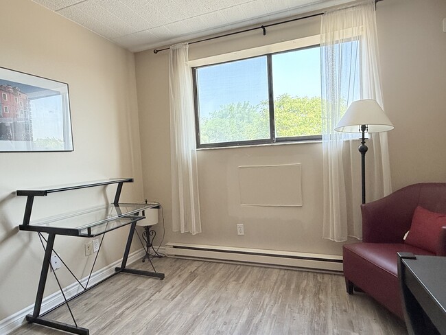 Photo du bâtiment - 360 Tecumseh Rd W