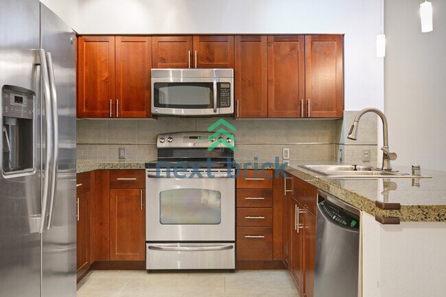 Foto del edificio - Spacious 1 Bedroom + Den in Canal Station Prime Ballard Location!