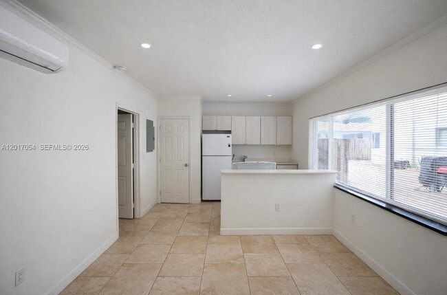 Foto del edificio - 572 NE 67th St