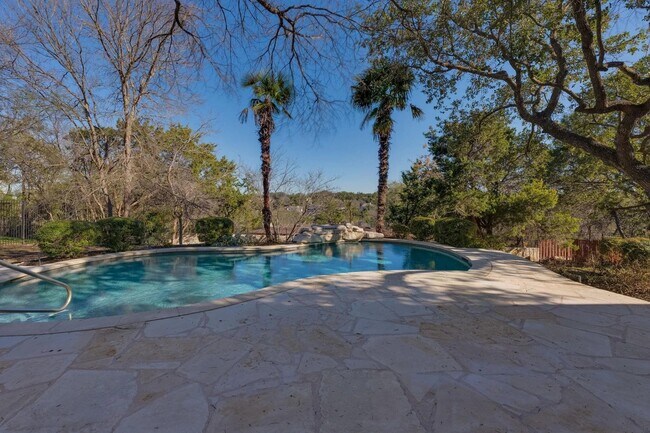 Foto del edificio - 132 Lakeway Dr