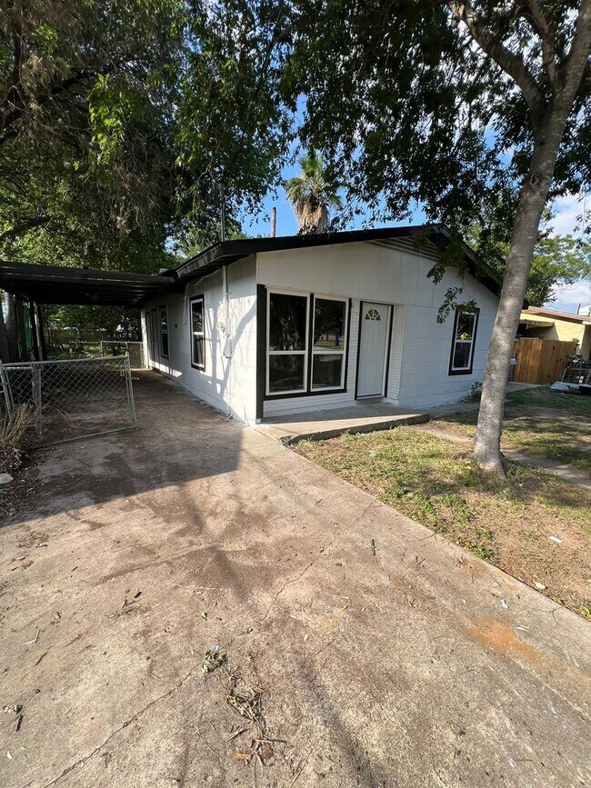 Foto del edificio - Charming 3-Bed Home with Great Transit, Sc...