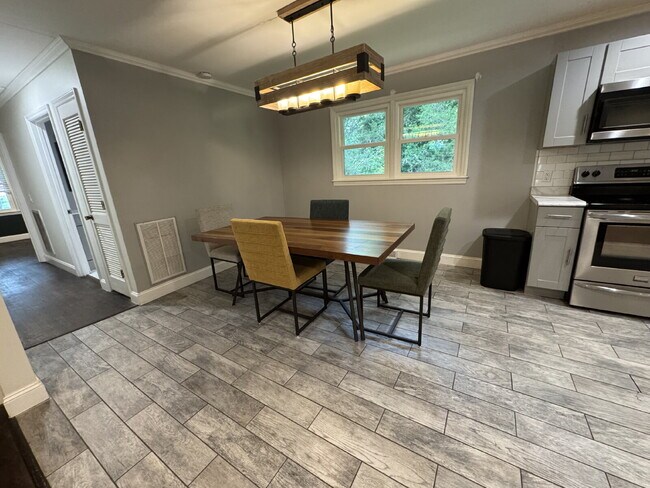 Foto del edificio - Updated home in Pendleton - Fenced in Yard (Pet Friendly)