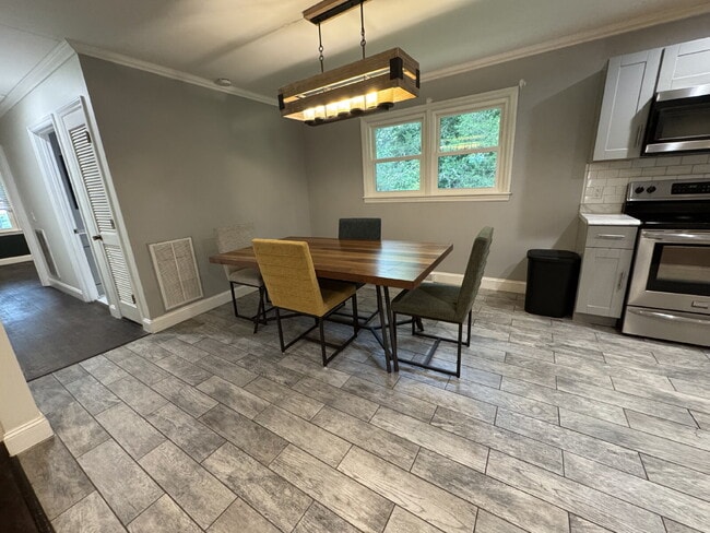Building Photo - Updated home in Pendleton
