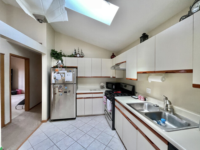 Building Photo - 614 Le Parc Cir