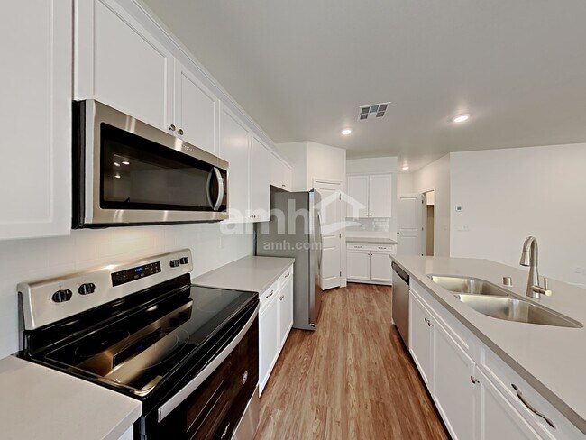 Building Photo - 6030 Schmidt St