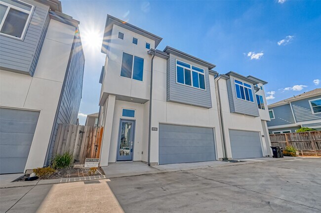 Foto del edificio - 8930 Spring Knoll Forest Dr