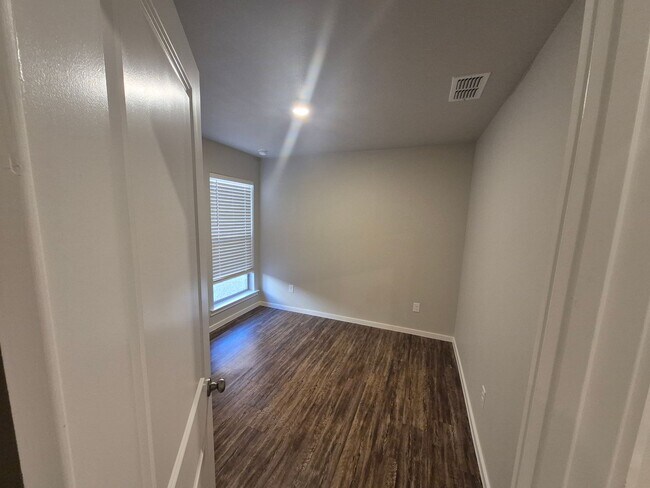 Foto del edificio - Cypress -2119 N Jayton Avenue