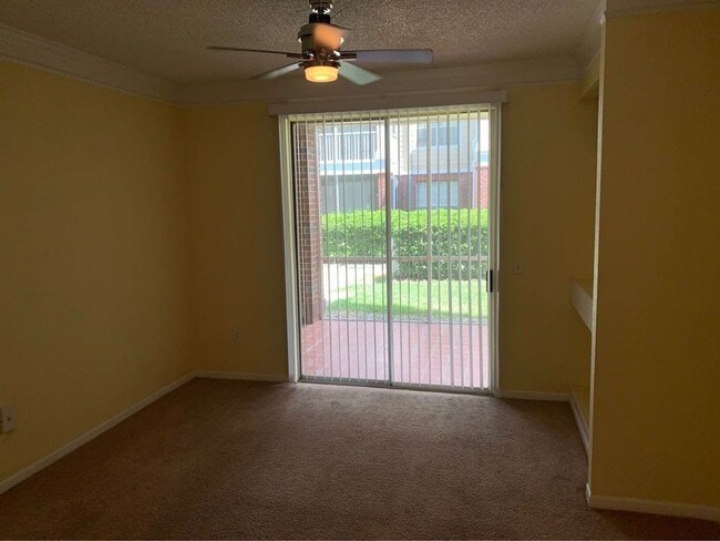 Building Photo - 2 bedroom 2 bath Condo  with Balcony in La...