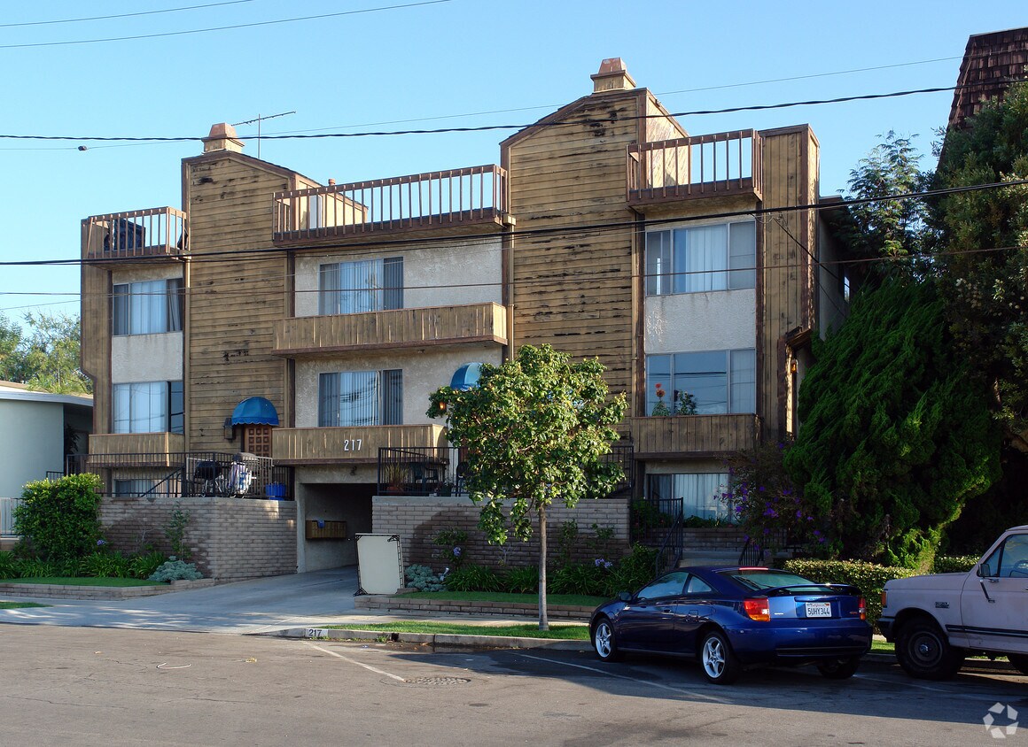 Primary Photo - 217 E Oak Ave