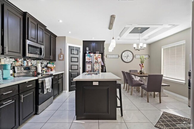 Building Photo - 5 Emerald Ave