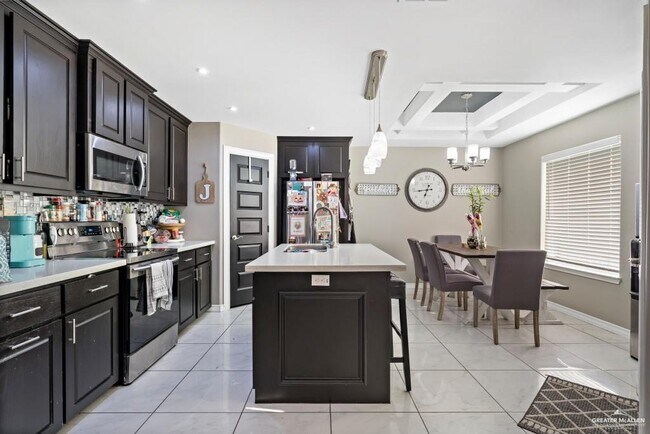 Foto del edificio - 5 Emerald Ave