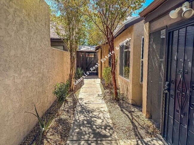 Building Photo - 2 Bedroom Westside Townhome!