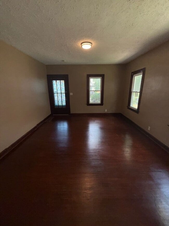Building Photo - 817 E Riverside Dr