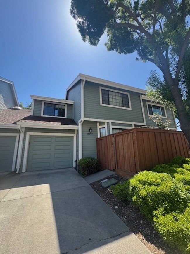 Building Photo - Super Adorable 3 Bedroom Townhouse!