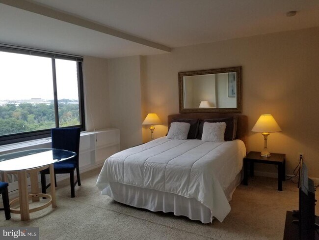 Foto del edificio - 1011 Arlington Blvd