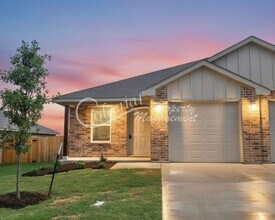 Building Photo - 715 A Kimble Dr