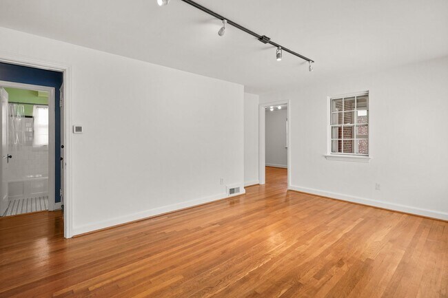 Foto del edificio - 2 Bed 1 Bath - Takoma Park Cottage- Large ...